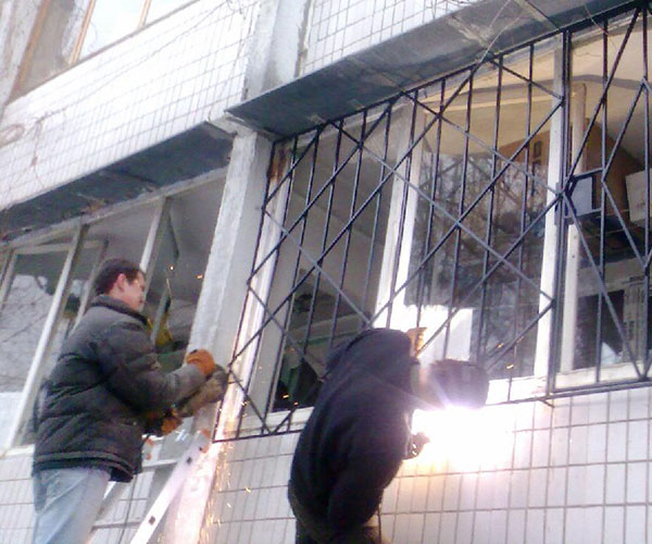 демонтаж оконных решеток