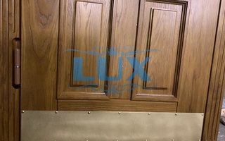 фото металлического отбойника для металлической парадной двери